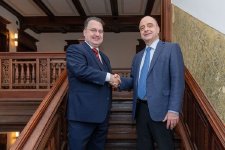 Prof. Gerald Fauth (re) und Tobias Wolff zur Unterzeichnung des Vertrages am 1.3.2023, Pressefoto © Jörg Singer