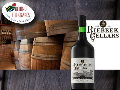 Nach der Portweinmethode mit Weingeist und Brandy aufgespriteter, tiefdunkler roter Dessertwein.
Die Shiraz Traube bringt eine unvergleichliche, leichte Note von Gewürzen ein. Touriga Nacional ist eine ursprünglich portugiesische Rebsorte, die dort auch für den originalen Portwein verwendet wird. Dieser süffige, kräftige und vollmundige Wein trägt keine Jahrgangsbezeichnung da mehrere Jahrgänge - junge sowie ältere - zu einer wundervollen Komposition verschmolzen werden.