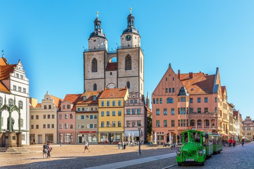 Marktplatz_mit_Altstadtbahn__Lutherstadt_Wittenberg___WelterbeRegion_Anhalt-Dessau-Wittenbe.jpg