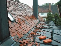 Die beste Versicherung gegen Unwetterschäden ist die regelmäßige Dachwartung durch den Dachdecker-Fachbetrieb und die fachgerechte Windsogsicherung, die oft auch bei bestehenden Dächern vorgenommen werden kann.
