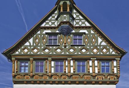 Großen Zuspruch erfuhr die Caparol-Baudenkmalpflege während der Fachmesse "Farbe – Ausbau & Fassade" im März in Köln. Das Rathaus in Burgkunstadt gehört zu den zahlreichen historischen Gebäuden, die mit Histolith-Werkstoffen renoviert wurden. Fotos: Caparol Farben Lacke Bautenschutz
