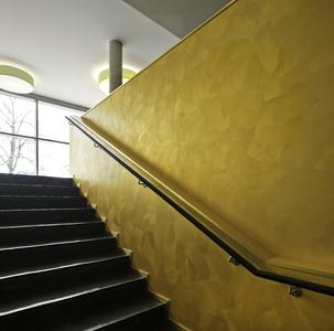 Anthrazitschwarzer Schieferboden und goldschimmernde Wände – eine filmreife Kombination im Cineplex Singen, Foto: Caparol Farben Lacke Bautenschutz/Martin Duckek