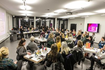 Bloggerin und Bestsellerautorin Natascha Wegelin (stehend) informierte über Strategien, die Kontrolle über Geld (zurück-) zu gewinnen und das eigene Leben gestalten zu können / Fotografin: Kathrin Doepner