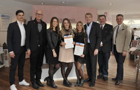 Zur Auszeichnung für Shirin Vonbach (Bildmitte), eingerahmt von den Stilfreunde-Geschäftsführerinnen Lena Kallenbach und Sina Hamman, gratulierten Kammerpräsident Harald Herrmann (dritter von rechts), Hauptgeschäftsführer Dr. Joachim Eisert (zweiter von links) sowie Sebastian Rother, Geschäftsführer der Kreishandwerkerschaft, Manfred Haug, Vorstand der Handwerkskammer Reutlingen und Kreishandwerksmeister Alexander Wälde (von links nach rechts) / Foto: Handwerkskammer