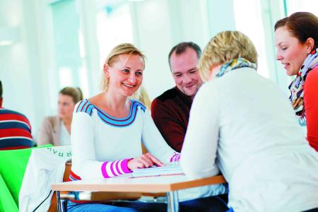 Angehörige der Gesundheits- und Heilberufe in der Region Osnabrück profitieren von neuen Zertifikatsangeboten, die derzeit von der Hochschule Osnabrück im Forschungsprojekt „Kompetenzentwicklung von Gesundheitsfachpersonal im Kontext des Lebenslangen Lernens“ (KeGL) entwickelt werden und sich explizit an beruflich Qualifizierte auch ohne formale Hochschulzugangsberechtigung wenden. (Foto: Hochschule Osnabrück/ Oliver Pracht)