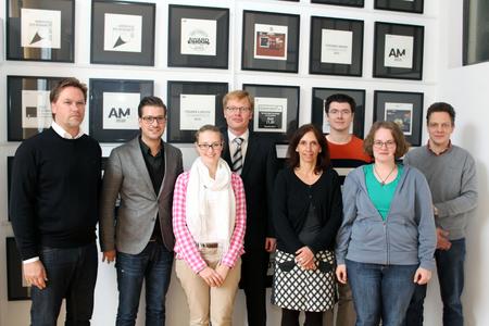 Von links: Mario Mense (IT-Leiter Wiethe und Projektbetreuer), Janek Feldmann (Director Wiethe Kommunikativ), Michelle Ludwig (Praktikantin), Prof. Dr. Andreas Schmidt (Hochschule Osnabrück), Birgit Schwindt (Hochschule Osnabrück), Julius Hoyer (Hochschule Osnabrück), Katharina Lorenz (Ursulaschule), Dr. Andreas Degenhard (Ursulaschule) bei der Präsentation des Schülerprojekts