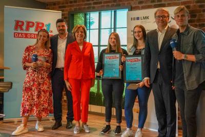 RPR1.Moderatorin Laura Nowak, RPR-Geschäftsführer Tobias Heger, Schirmherrin Malu Dreyer, Preisträgerin 2019 Marie Fetzer, Preisträgerin 2019 Lana Loch, LMK-Direktor Dr. Marc Jan Eumann, RPR1.Moderator Ben Salzner