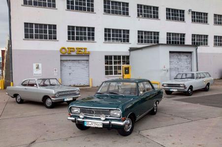 Klassiker für die Silvretta Classic: Opel startet mit einem Rekord A Coupé, dem Sepp-Herberger-Rekord B und einem Rekord C Caravan (von links) zur "Rekord-Fahrt" durch die Alpen