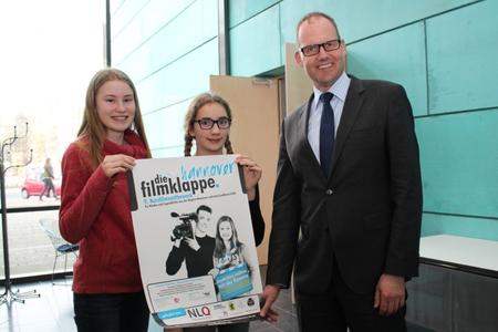 Die Siegerinnen in der Kategorie Klassen 5-7 bei Hannover Filmklappe 2014, Lea Grünwald und Lili Carell, präsentieren mit Bildungsdezernent Ulf-Birger Franz von der Region Hannover das neue Plakat zum Start des Kurzfilmwettbewerbs