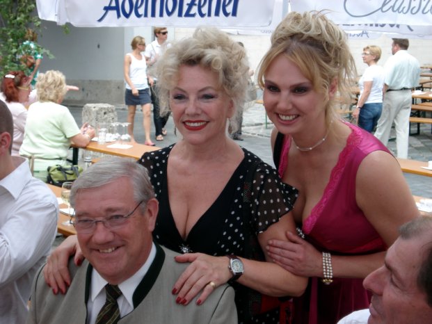 Eroeffnung Weinfest Muenchen 2008 Vroni.jpg