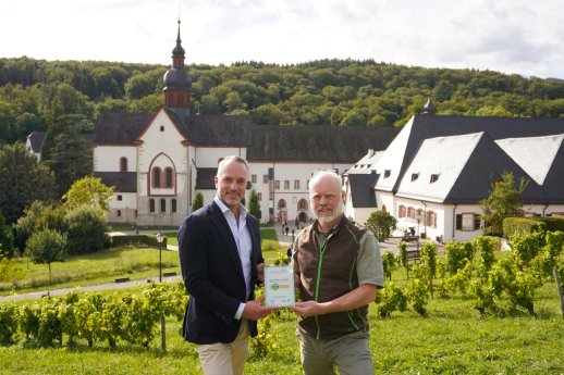 Julius Wagner (links) nimmt die Plakette von Andreas Wennemann entgegen_c-Stiftung Kloster Eberb.jpg