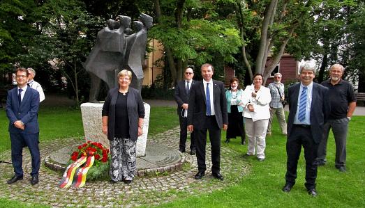 Kranzniederlegung zum Gedenktag für die Opfer von Flucht und Vertreibung am 20.Juni 2020 am Denkmal für die Opfer von Flucht und Vertreibung beim Kursaal in Stuttgart-Bad Cannstatt