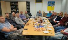 Die Bezirksmeister und der Vorstand der Dachdecker-Landesinnung trafen sich zur Jahresschlusssitzung.