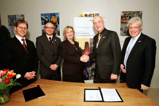 Unterzeichnung Koop-Vertrag DZT und RUHR.2010.jpg