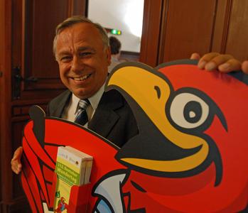 DWV-Präsident Dr. Hans-Ulrich Rauchfuß mit dem Wandertagsmaskottchen (Adler mit dem Namen "Horst") im Landratsamt in Bad Belzig. Foto: J. Kuhr/DWV
