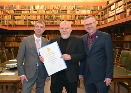 von links: Ralph Bührig, Hauptgeschäftsführer der HWK Potsdam, Fotografenmeister Lutz Hannemann, Josef Zens, Pressesprecher GFZ / Foto: HWK Potsdam/ Ines Weitermann