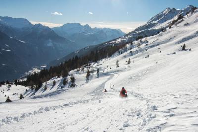Talfahrt auf der längsten Schlittelpiste im Tessin