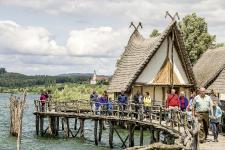 Blick auf die Pfahlbauhäuser von Unteruhldingen am Bodensee. Das Dorf ist der Nachbau der Bronzezeithäuser von Unteruhldingen-Stollenwiesen, das zum Welterbe 