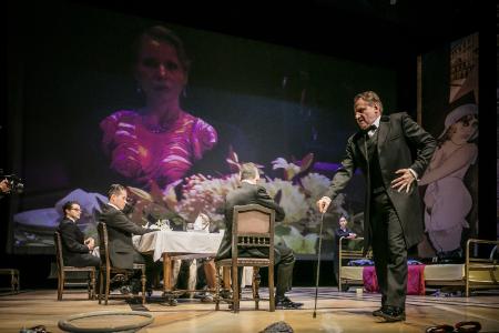 Fall der Götter: vorn: Nils Brück (hier als Joachim von Essenbeck); Leinwand: Stephanie Schönfeld (hier als Sophie von Essenbeck), am Tisch: Lucas Janson (Günther von Essenbeck), Pablo Guaneme Pinilla, Hannes Rittig. FOROGRAF: Jochen Quast