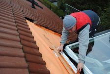 Nur der fachgerechte Einbau der Dachfenster verhindert ungewollte physikalische Nebenwirkungen wie Tauwasserbildung.