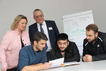 Bayerns Integrationsbeauftragte Kerstin Schreyer und Thomas Skowronek, Geschäftsführer bei den Eckert Schulen, schauten beim zehnten Geburtstag des Bildungszentrums Kelheim Teilnehmern über die Schulter. Die Integrationsbeauftragte des Freistaats Bayern, Kerstin Schreyer, würdigte die Initiative „Rückenwind“ als vorbildlich, um Menschen mit nicht-deutschen Wurzeln eine Perspektive auf eine Arbeit zu eröffnen: „Wer mit dem Herzen ankommen will, muss eine Arbeit haben“, sagt sie. Foto: Eckert Schulen