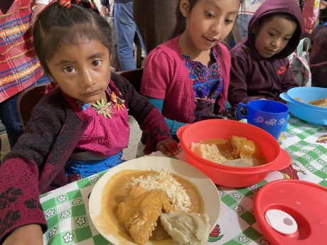 Kinder in der Hungerküche.JPG