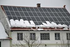 Ob in der regionalen Bauordnung vorgeschrieben oder nicht: Schneefangsysteme können sich schon nach einem Schneetag – besonders bei Dächern mit Solarmodulen - als sinnvolle Investition erweisen