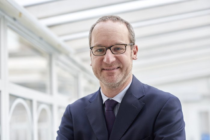 Portraitfoto_Prof-Dr-Anselm-Uebing_Foto-Alex-Orrow-Privat.jpg