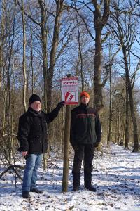 links Michael Reinboth vom Verein "Wir Walkenrieder" und rechts Revierförster Andreas Quandt