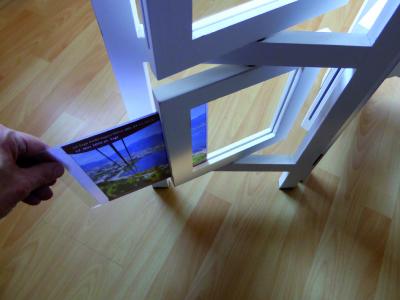 Zwischen zwei dünne Plexiglasscheiben lassen sich Bilder und Werbetexte in 360 Grad drehbaren Rahmen einschieben.