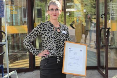 Stolz präsentiert Qualitätsmanagerin Saskia Heister die Zertifikats-Urkunde. Foto: Sabine Galle-Schäfer/Vogelsbergkreis