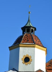 Von der Dacheindeckung bis zur Turmspitze ist eine fachregelkonforme Restaurierung gelungen, die auch die strengen Vorgaben des Denkmalschutzes erfüllt.