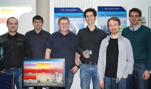 Jens Schuhknecht (rechts), Maschinist auf dem Traditionsschiff „Thor Heyerdahl“, freute sich über ein Computerprogramm, mit dem Informatik-Studierende Wartungsarbeiten und Sicherheitschecks an Bord und an Land unterstützen wollen. Foto: Hochschule Osnabrück / Elisa Stock