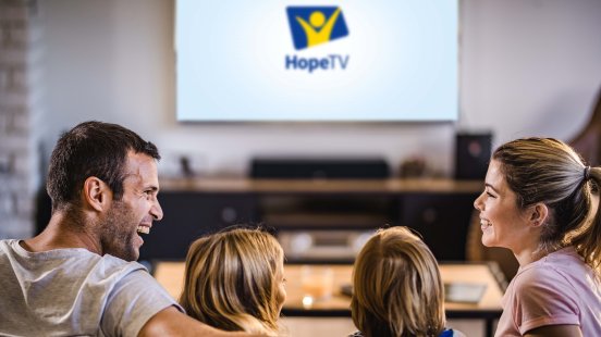 2021-01-29_Familie vor HopeTV-Fernseher_gettyimages-skynesher.jpg