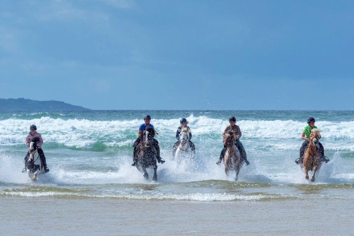 GET-Sprachreisen-Irland-Donegal-Strand-Reiten-Gruppe.jpg