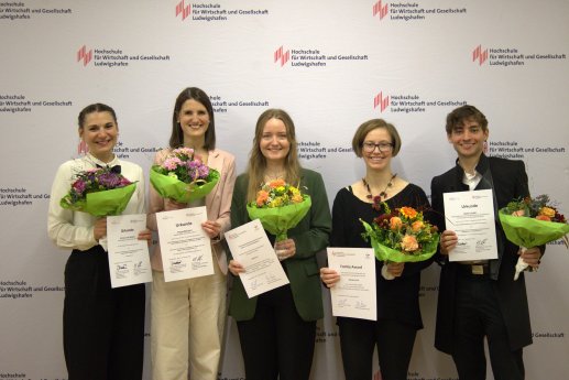 251105_Zentrale Preisverleihung_Gruppenfoto.jpg