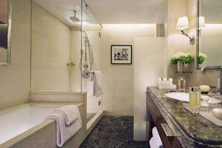 Verbindet britische Raffinesse und zeitlose Eleganz: Das neue Fünf-Sterne-Hotel Four Seasons in der Londoner Park Lane zählt zu den Highlights der Britischen Hotelszene. Bei der Ausstattung der Bäder entschieden sich die Planer für die Badkollektion Axor Citterio von Axor, der Designermarke der Hansgrohe AG (Design: Antonio Citterio). Die Armaturen mit den markanten Kreuzgriffen und den brillanten Oberflächen fügen sich harmonisch in das hochwertige Badambiente des Luxushotels ein