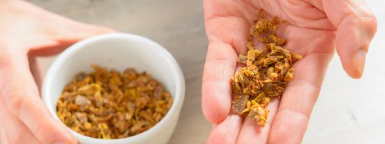 propolis-als-natuerliche-zahnpflege-nahaufnahme-von-bienenwachs-und-propolis-tropfen-auf-einem-.webp