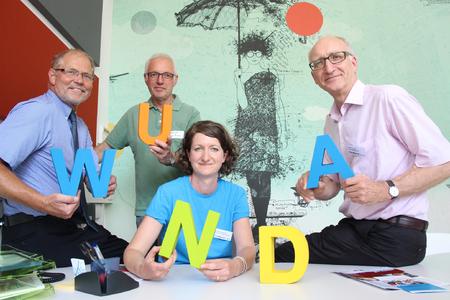 Offizieller Projekt-Start "Wohnen und Arbeiten": Dietmar Langer, Mitglied der Geschäftsführung des Jobcenters der Region Hannover, Erwin Jordan, Dezernent für soziale Infrastruktur der Region Hannover, WundA-Projektleiterin Verena Altenhofen und Pro Beruf-Geschäftsführer Rudolf Schulz (v.l.n.r.) in der neuen Beratungsstelle für Wohnungsnotfallfragen