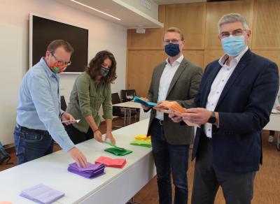 "In diesem Jahr war vieles anders wegen Corona, doch die Wahlbeteiligung ist erneut erfreulich hoch", sagt Landrat Manfred Görig, der sich gemeinsam mit Erstem Kreisbeigeordneten Dr. Jens Mischak bei Laura Tkotz und Alexander Weil (Jugendarbeit/Jugendbildung) über den Ausgang der Wahl informiert. Foto: Sabine Galle-Schäfer/Vogelsbergkreis