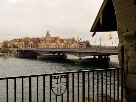 Rheinbruecke_Fasnachts-Fahnen_Copyright_MTK.jpg
