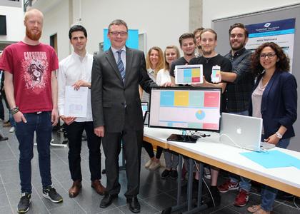 Das Armaturenbrett für den Einzelhandel funktioniert auf jedem Bildschirm: Das zeigen der Teamsprecher Jan Vennemann, Auftraggeber Sebastian Herkenhoff und Projektleiter Prof. Frank M. Thiesing (von links) und das gesamte Team