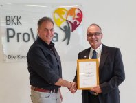 Verwaltungsratsvorsitzender Helmut Faber (links) gratuliert Walter Redl (rechts) zu seinem 40-jährigen Firmenjubiläum bei der BKK ProVita