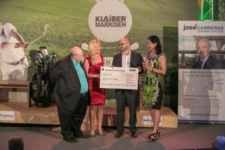 Scheckübergabe durch Christian Obermeier, Leiter Vertriebsmarketing von Klaiber, an Frau Dr. Gabriele Kröner Geschäftsführender Vorstand der José Carreras Stiftung. (v. l. n. r. Reiner Calmund, Jessica Kastrop, Christian Obermeier, Dr. Gabriele Kröner)