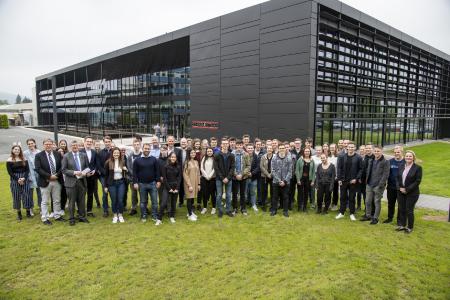 50 Schüler der Gymnasien in Holzminden und Höxter waren der Einladung von Stiebel Eltron zum #TalkForFuture gefolgt, um mit Bundestagsabgeordneten zum Thema Klimawandel zu diskutieren