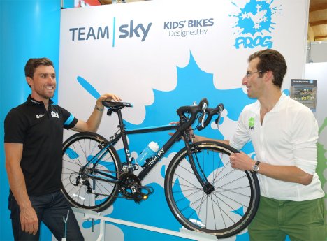 Bernhard Eisel und Jerry Lawson besprechen Vorzüge der neuen Team Sky Kid's Bikes.jpg