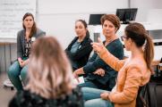 Diskussion im Themenforum 3 "Den Studienstart erfolgreich meistern – Qualitätsaspekte eines studentischen Mentoring-Programms zur Unterstützung nichttraditioneller Zielgruppen". (Foto: Hochschule Osnabrück / Julius Gervens)