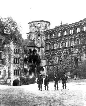 17_schloss_heidelberg_US-Soldaten-im-Schlosshof_1945_c. Marion-J.-Chard.jpg