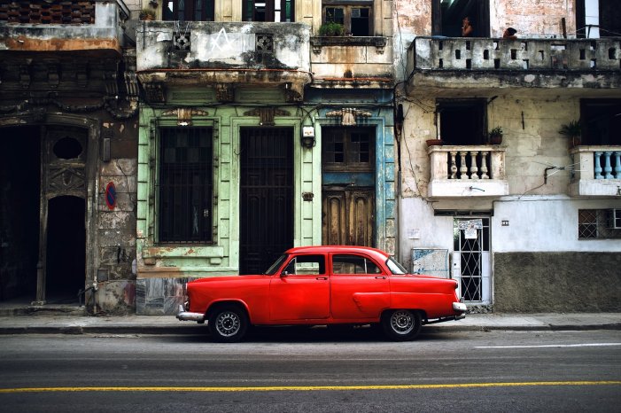 Straße und Auto Havanna_(c) Unsplash.jpg