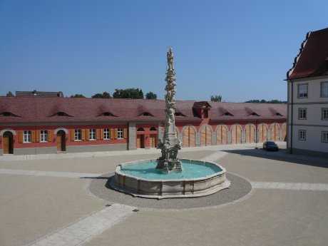 Residenzschloss Oettingen-Schlosshof.JPG